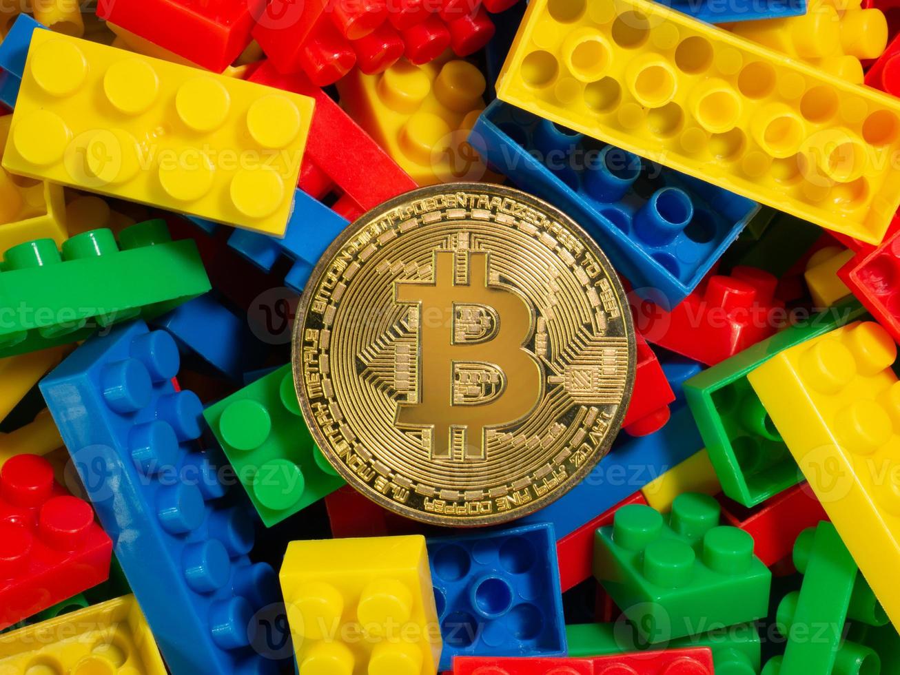 das bitcoin auf plastikspielzeug muti farbe für bildung oder geschäftskonzept foto