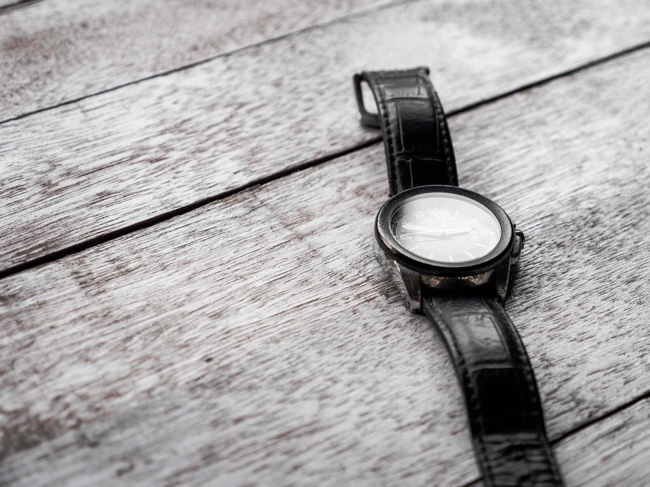 Armbanduhr auf dem Holztisch. foto