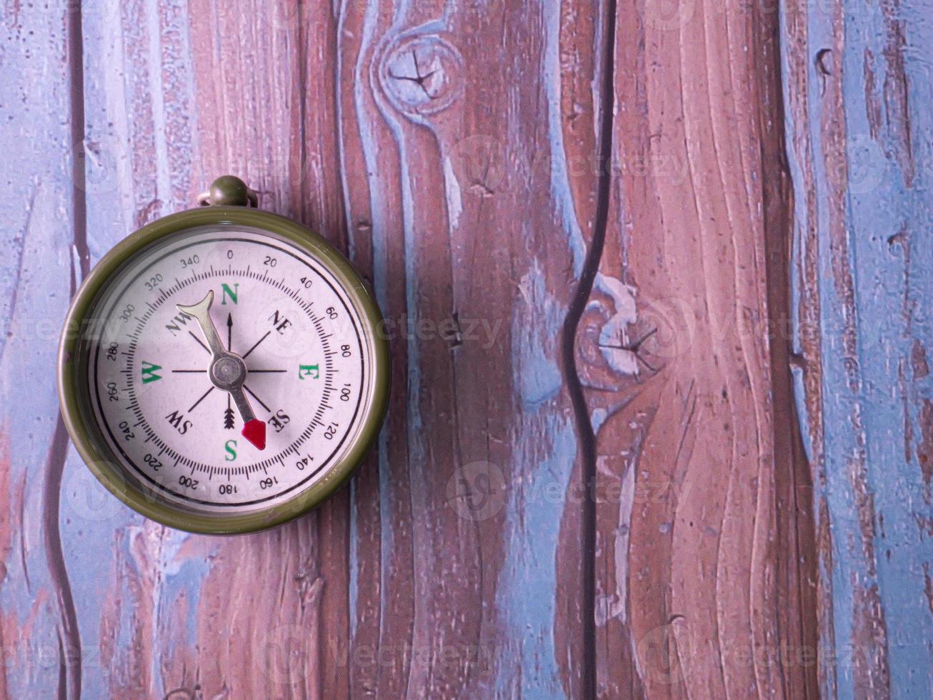 Kompass auf Holztisch für Touristen- oder Reisekonzept foto