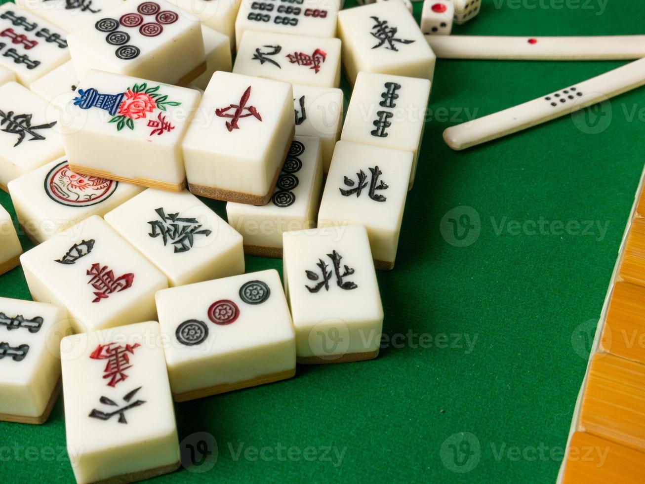 das mahjong auf dem tisch altes asiatisches brettspiel nahaufnahmebild foto