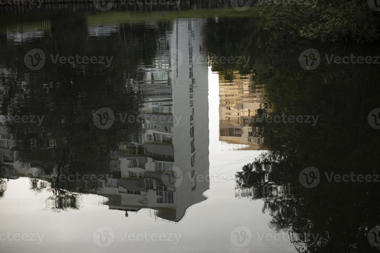 Reflexion in Pfütze. Haus spiegelt sich im Wasser. foto