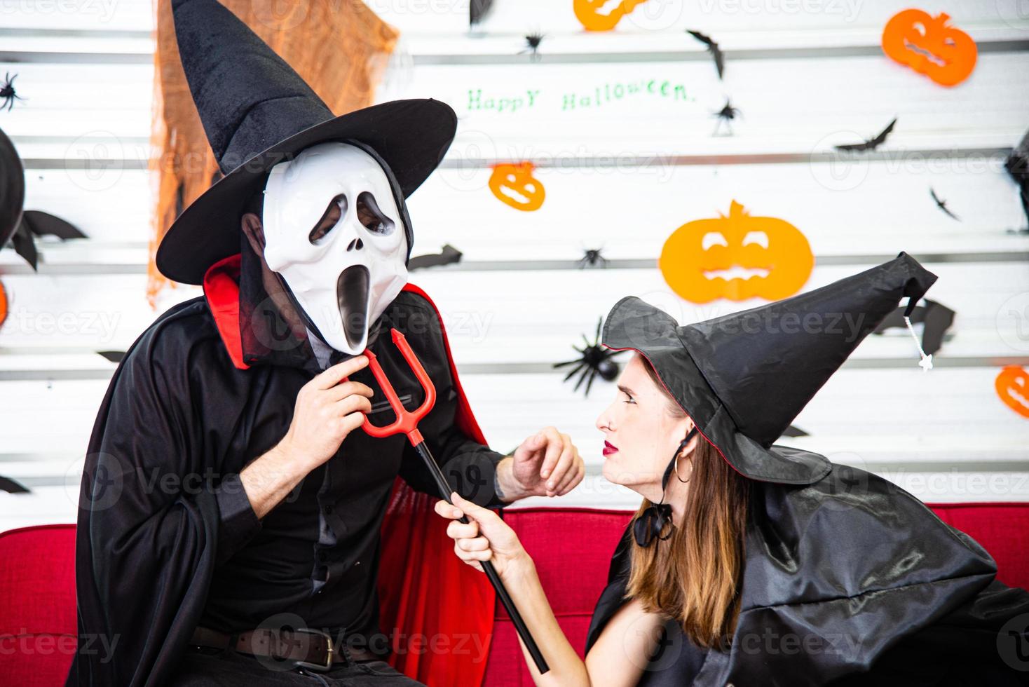 fröhliches Halloween-Party-Konzept. junger mann und frau, die als vampire, hexe oder geist tragen, feiern das halloween-fest foto