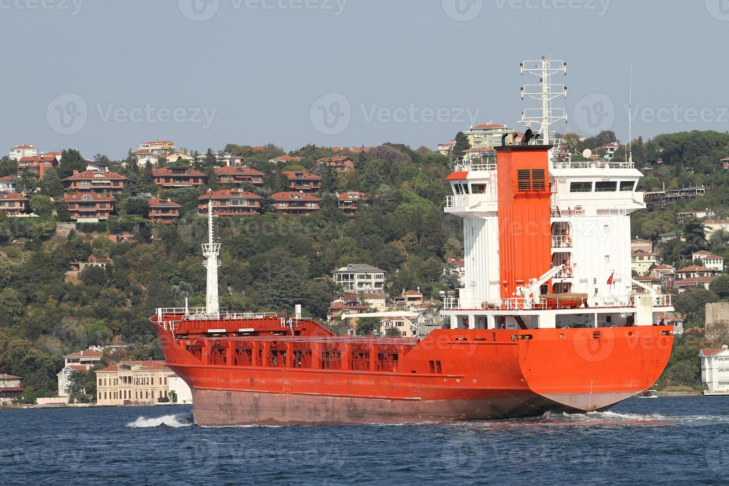 orangefarbenes Frachtschiff foto