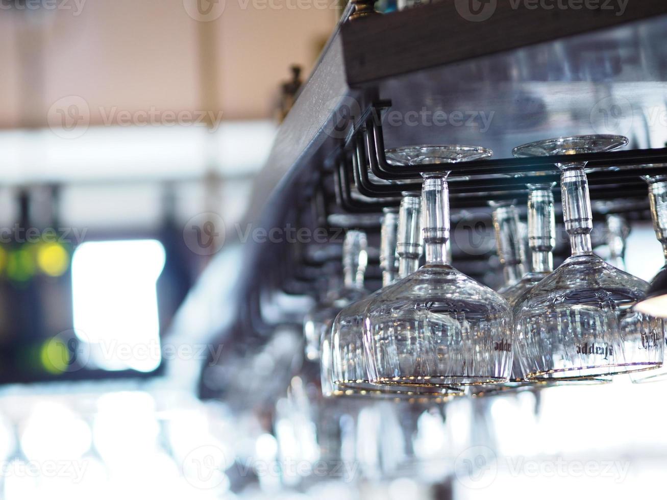 Glas Wein im Regal hängen foto