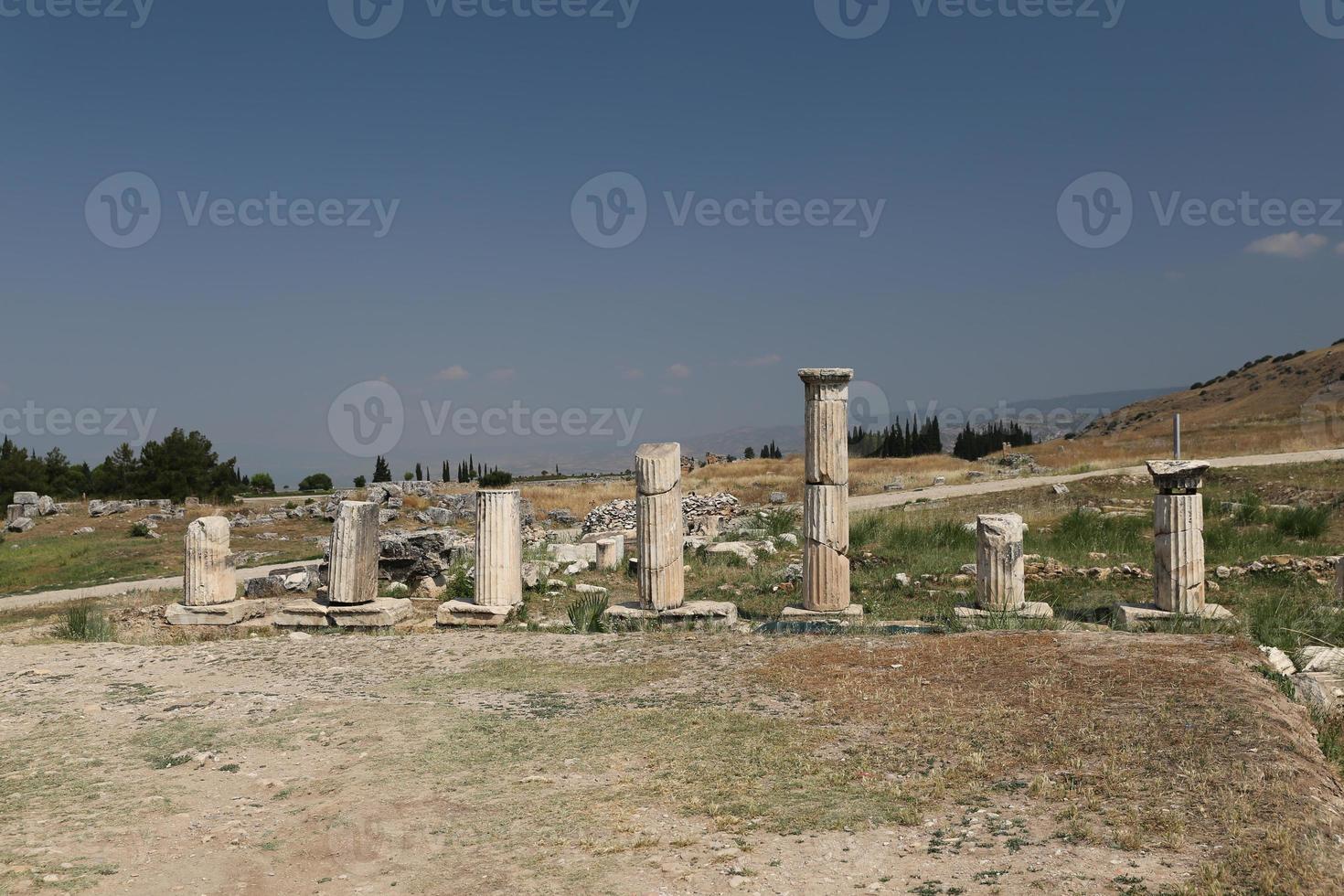 Ruinen in der antiken Stadt Hierapolis, Türkei foto