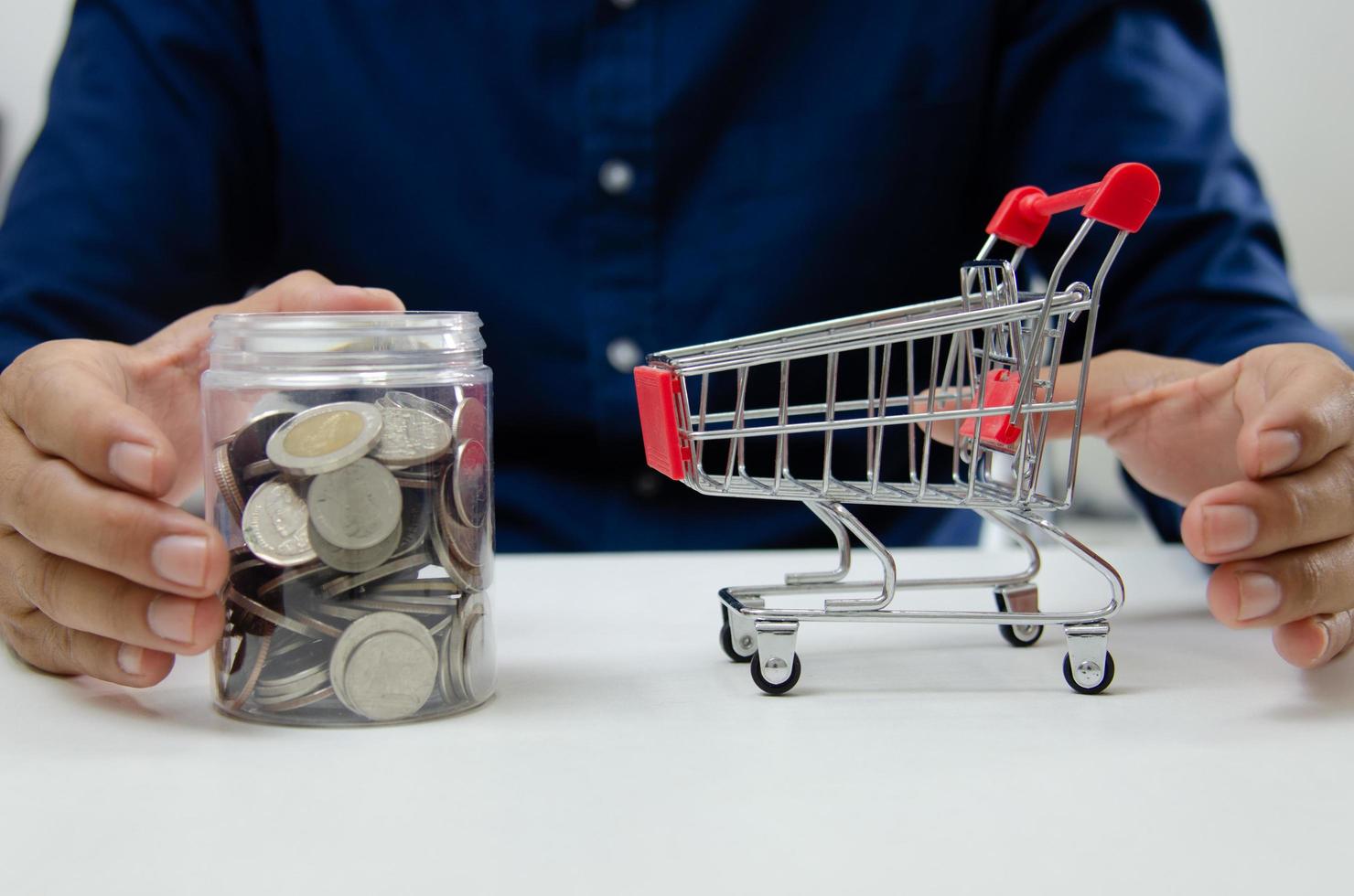 Business Finance und Investment Economy Shopping-Konzept. Geschäftsmann Geldmünzensparen und Glas. foto