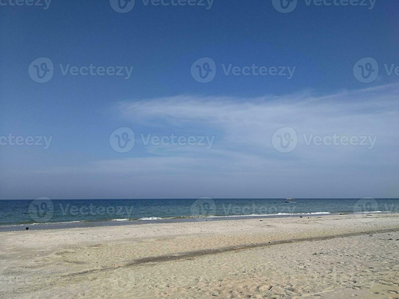 Strand, Meer und blauer Himmel in Thailand. foto