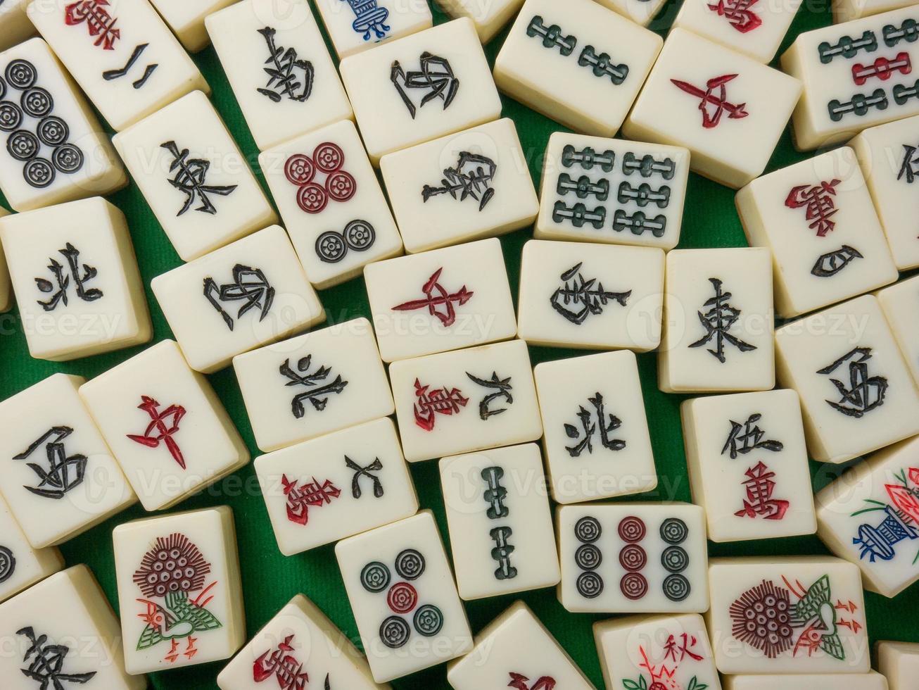 das mahjong auf dem tisch altes asiatisches brettspiel nahaufnahmebild foto