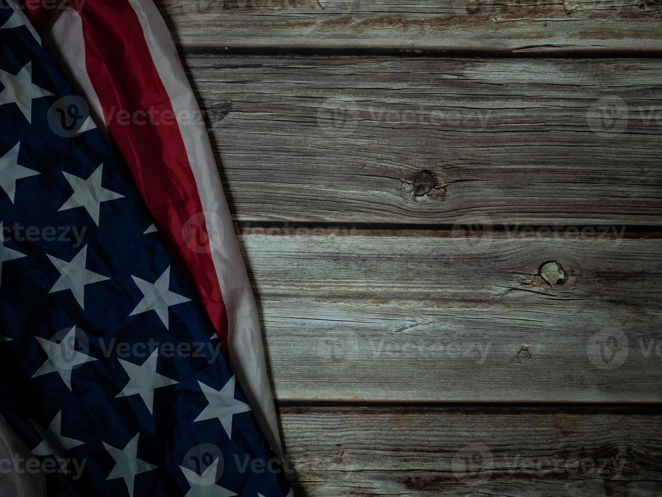 die flagge der vereinigten staaten von amerika auf naturholztischbild für amerikanische freiheit und unabhängigkeit oder hintergrund mit kopienraumkonzept. foto