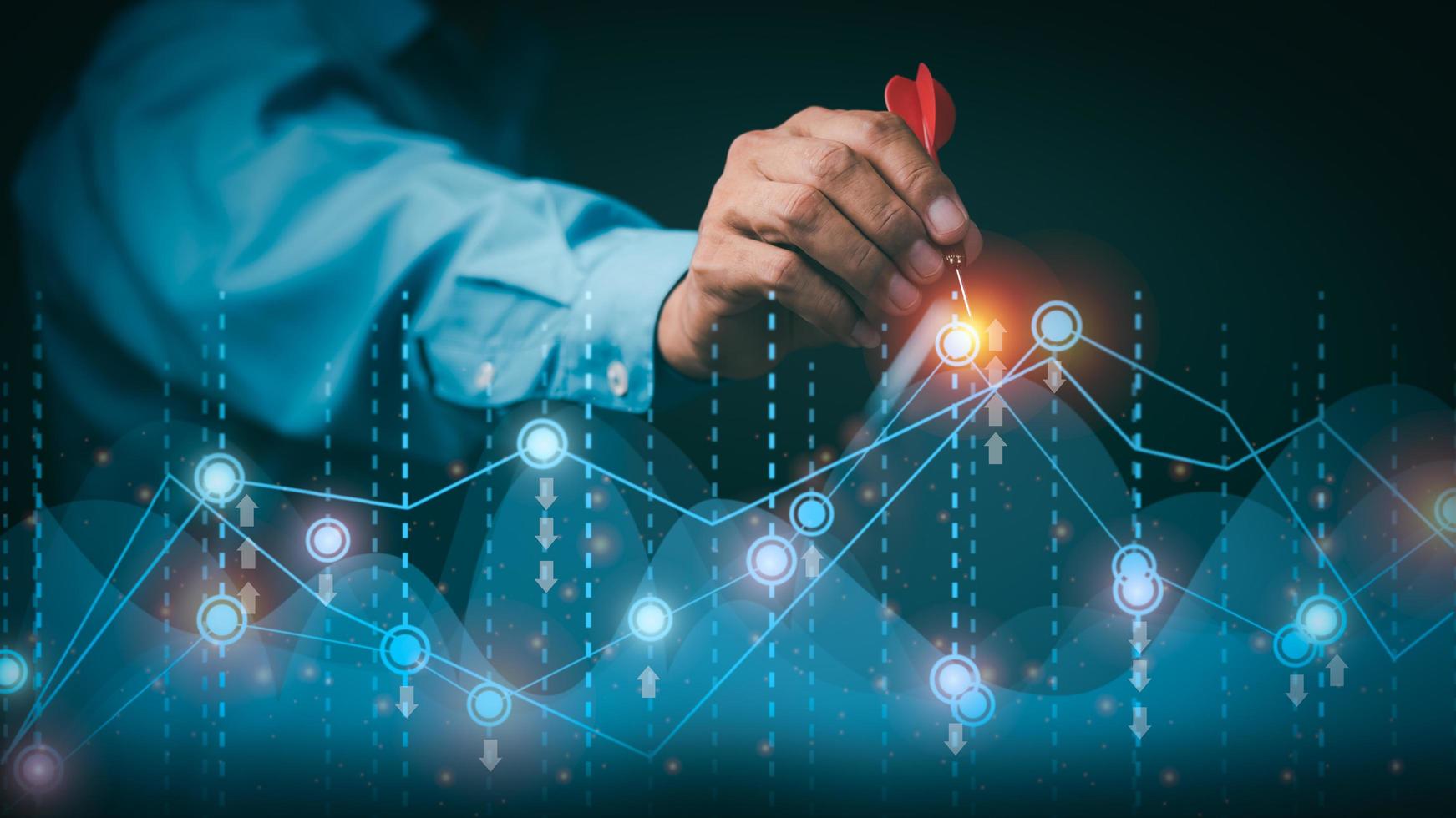 geschäftsmann, der pfeil hält, der auf diagramm, zielsetzungsideen und geschäftsstrategien zeigt. durch Planung und Teamarbeit zur Analyse und Entwicklung der Unternehmensleistung von Wachstumsdaten bis in die Zukunft. foto