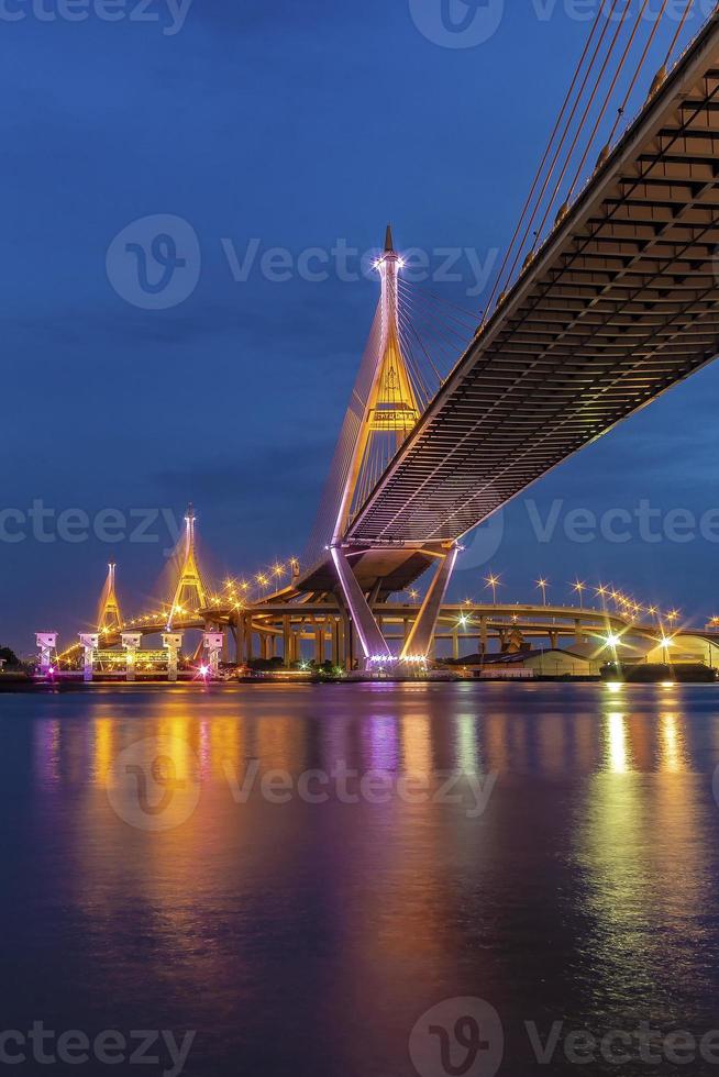 Bhumibol-Brücke, Chao-Phraya-Brücke. schalte nachts die Lichter in vielen Farben ein. foto