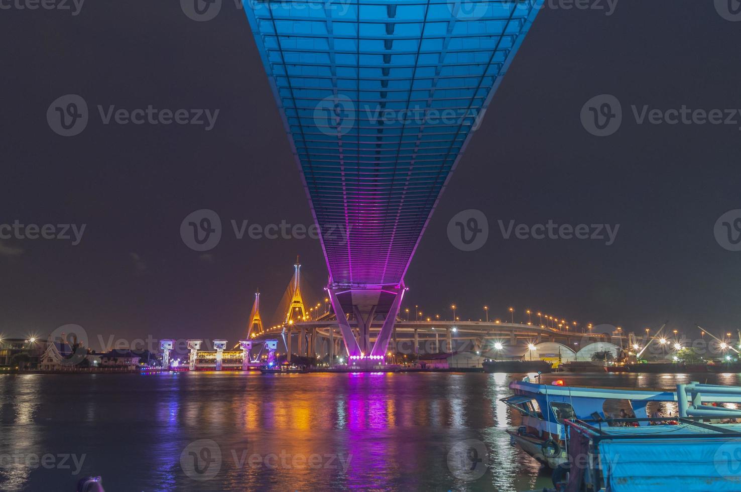 Bhumibol-Brücke, Chao-Phraya-Brücke. schalte nachts die Lichter in vielen Farben ein. foto