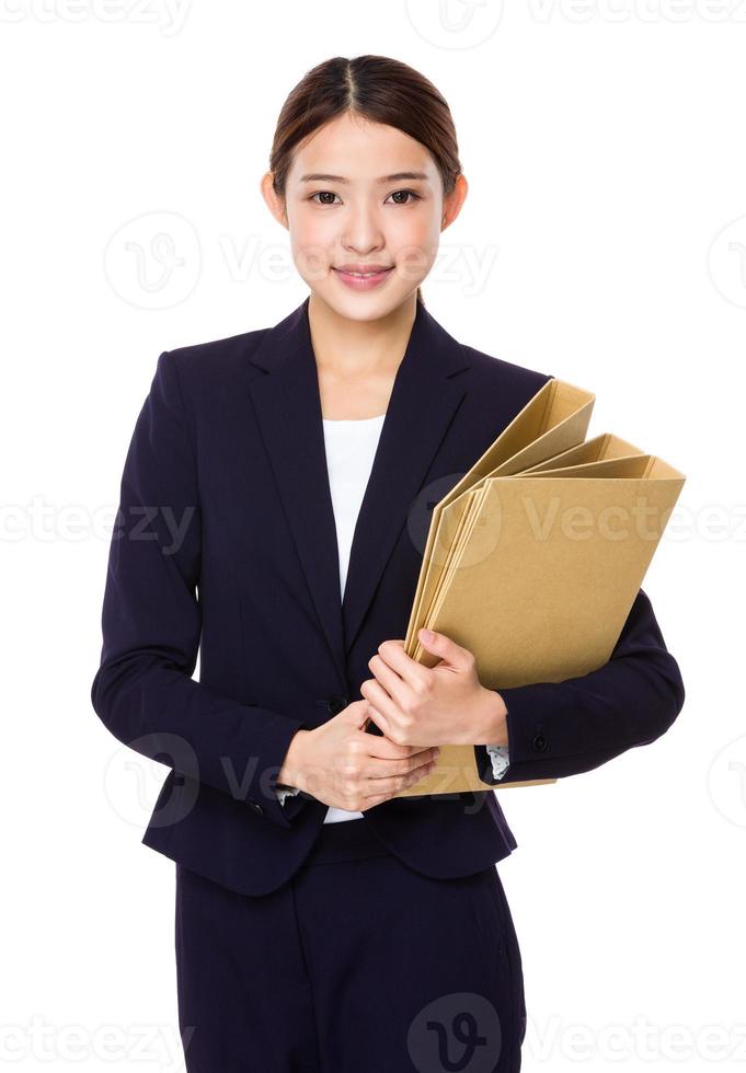 Geschäftsfrau halten mit Ordner foto
