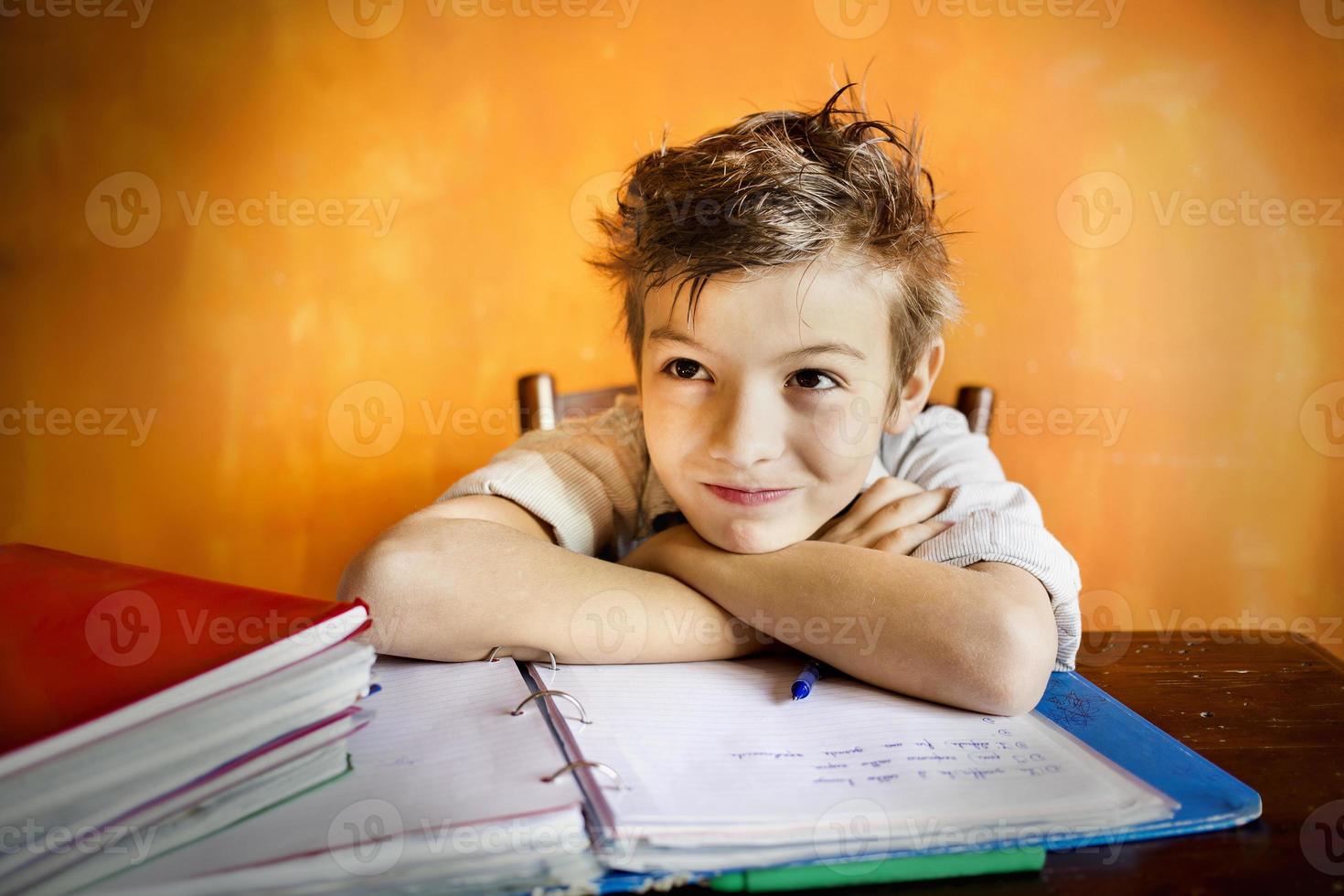 Junge, der sich auf Hausaufgaben konzentriert foto