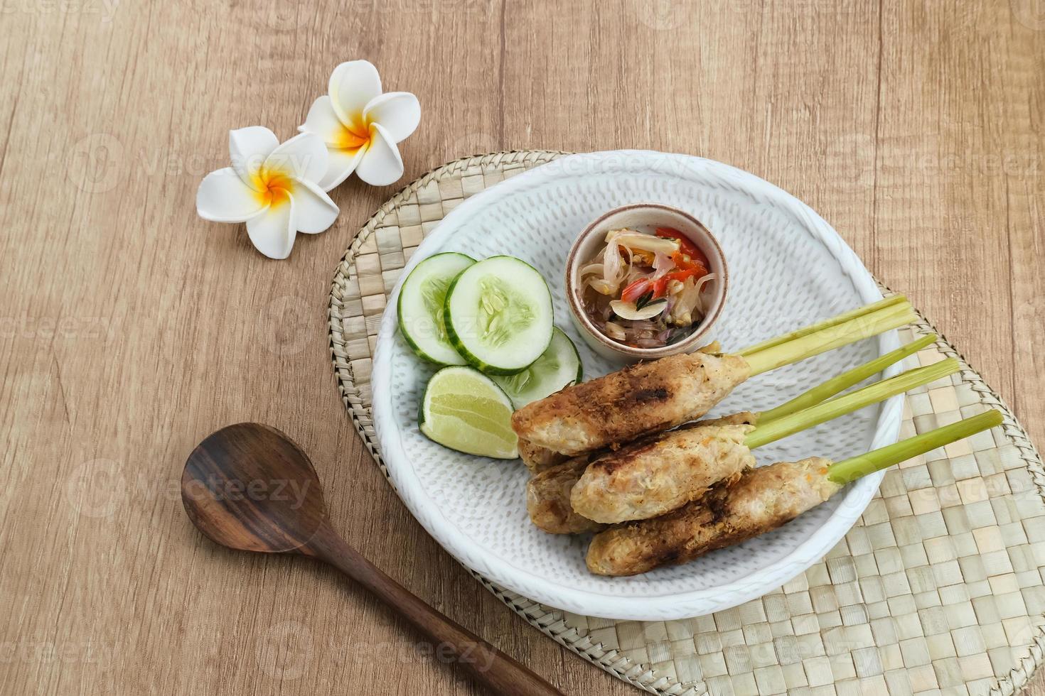 Sate Lilit, traditionelles balinesisches Hackfleisch-Satay mit Zitronengras am Spieß, serviert mit Sambal Matah. foto