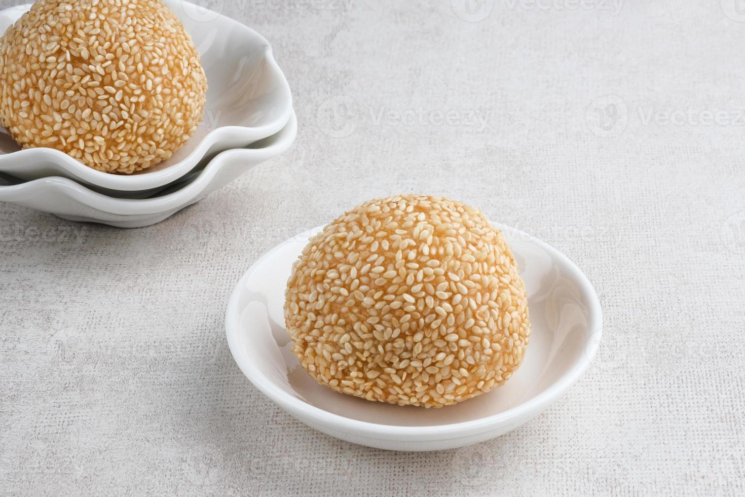 Onde-Onde ist ein traditionelles Gericht aus Indonesien, das aus Klebreismehl mit Bohnennudeln, in Sesamsamen gewickelt, hergestellt wird. beliebter indonesischer Snack mit chinesischem Einfluss. foto