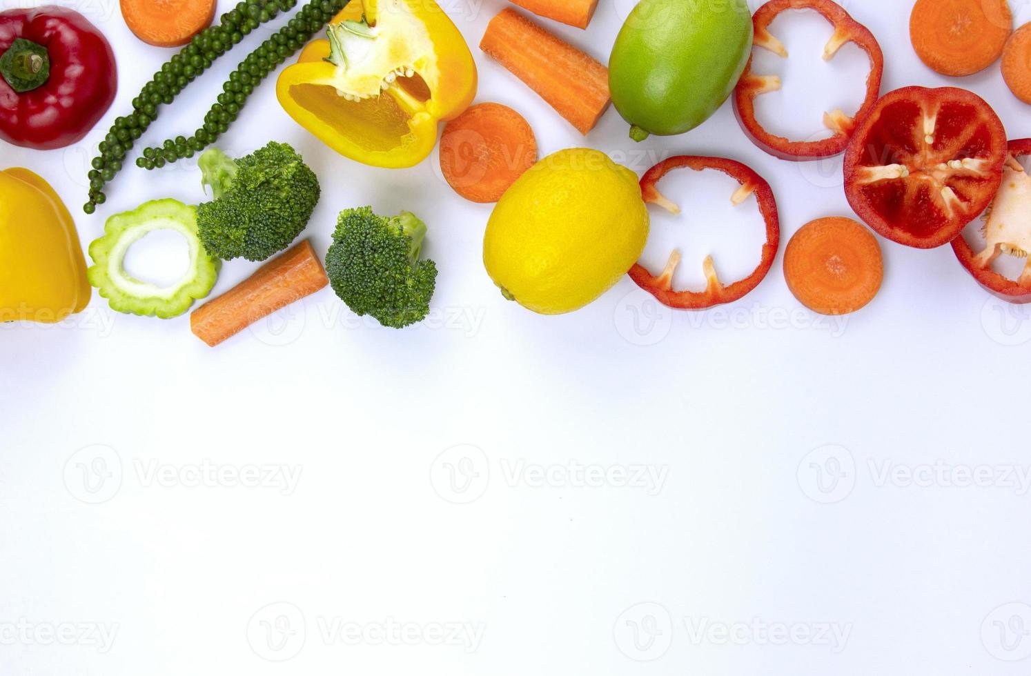 satz von gesunden früchten isoliert auf weißem hintergrund auf der oberseite von bg, gesundes essen in verschiedenen arten mit tempo für textbeschreibungsdesign, konzepte für gemüse und lebensmittelanzeigen foto