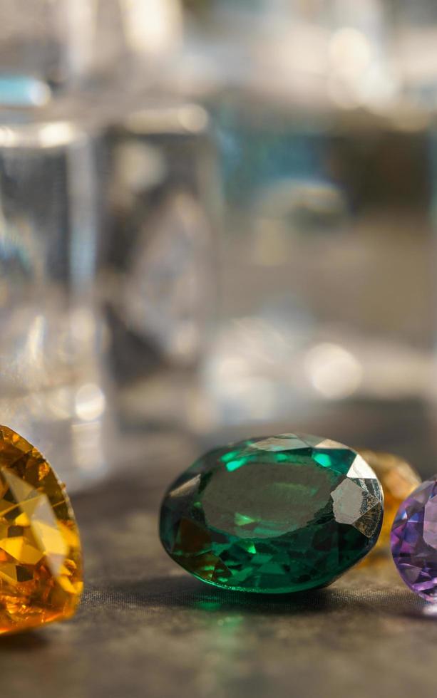 natürlicher Saphir-Edelstein, Juwel oder Edelsteine auf schwarzer Glanzfarbe, Sammlung vieler verschiedener natürlicher Edelsteine Amethyst, foto