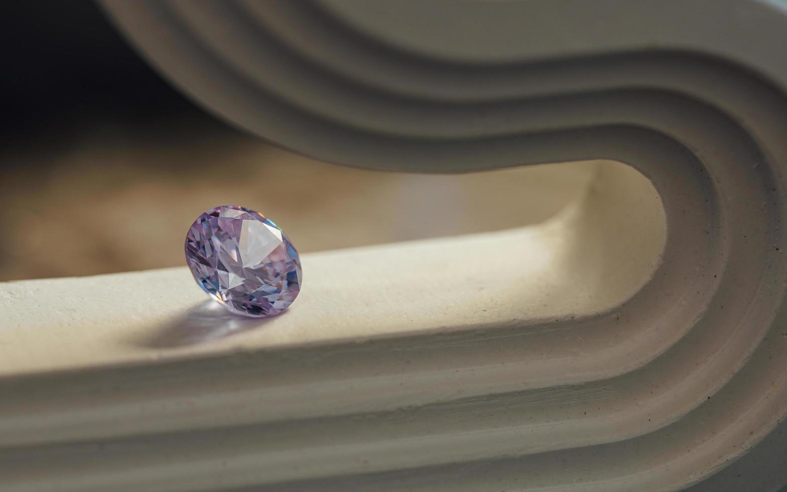 natürlicher Saphir-Edelstein, Juwel oder Edelsteine auf schwarzer Glanzfarbe, Sammlung vieler verschiedener natürlicher Edelsteine Amethyst, foto