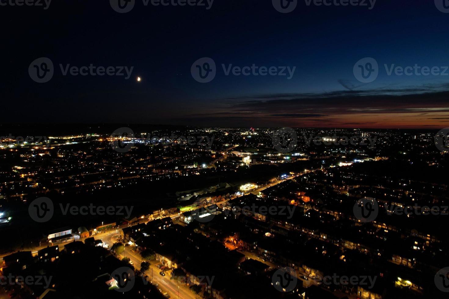 schöne hochwinkelansicht der stadt luton in england bei nacht, aufnahmen der drohne nach sonnenuntergang foto