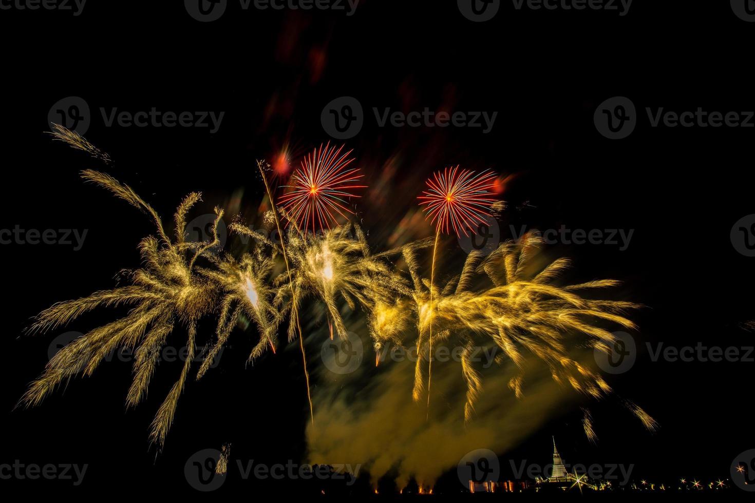 riesiges, buntes Feuerwerk über den Reisfeldern in der Abenddämmerung. foto