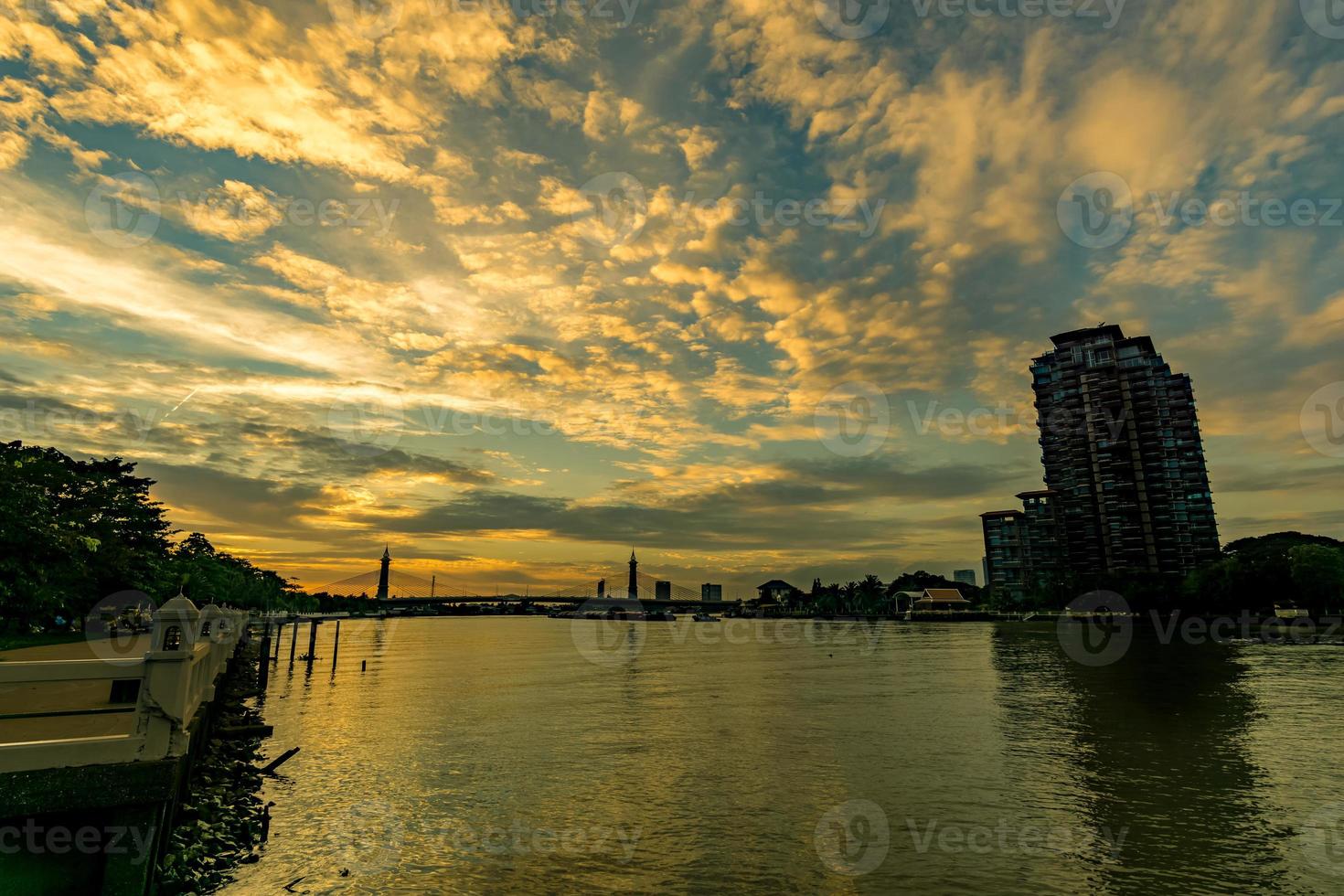 der Abendhimmel über der Brücke über den Fluss foto