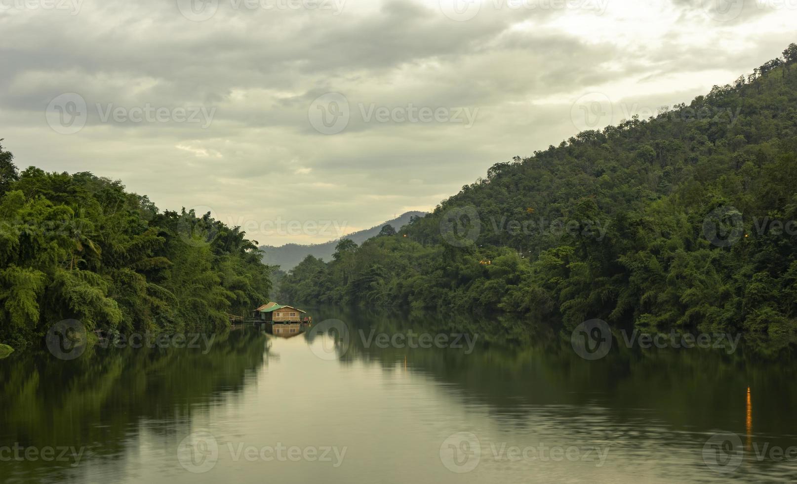 die atmosphäre von flüssen, bergen und dem himmel, mit blick auf den erawan-wasserfallpark, kanchanaburi, thailand. foto