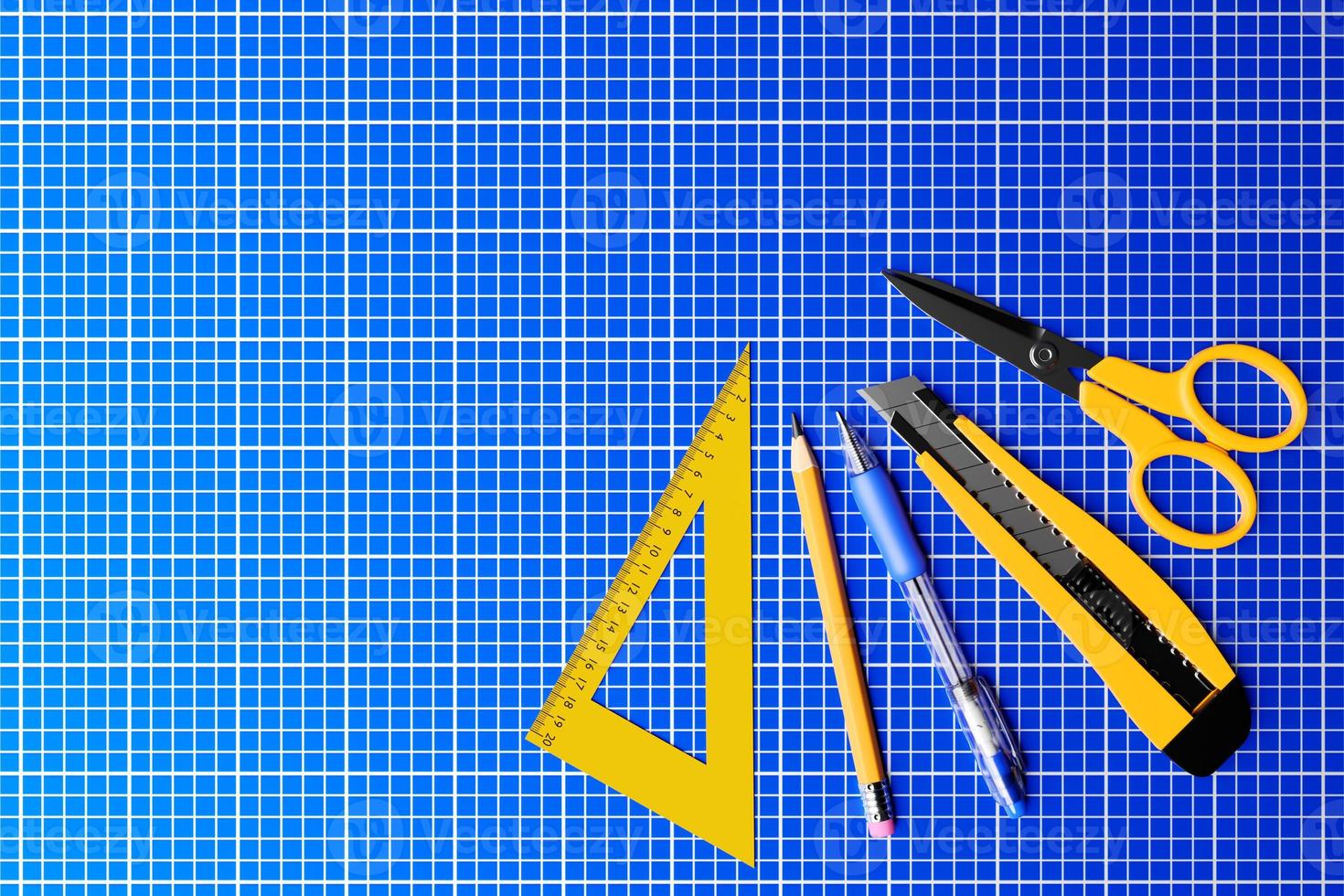 3D-Darstellung Gelber Cutter, Schere, Bleistift, Stift und Lineal auf blauem Hintergrund. 3D-Rendering und Illustration des Reparatur- und Installationswerkzeugs foto