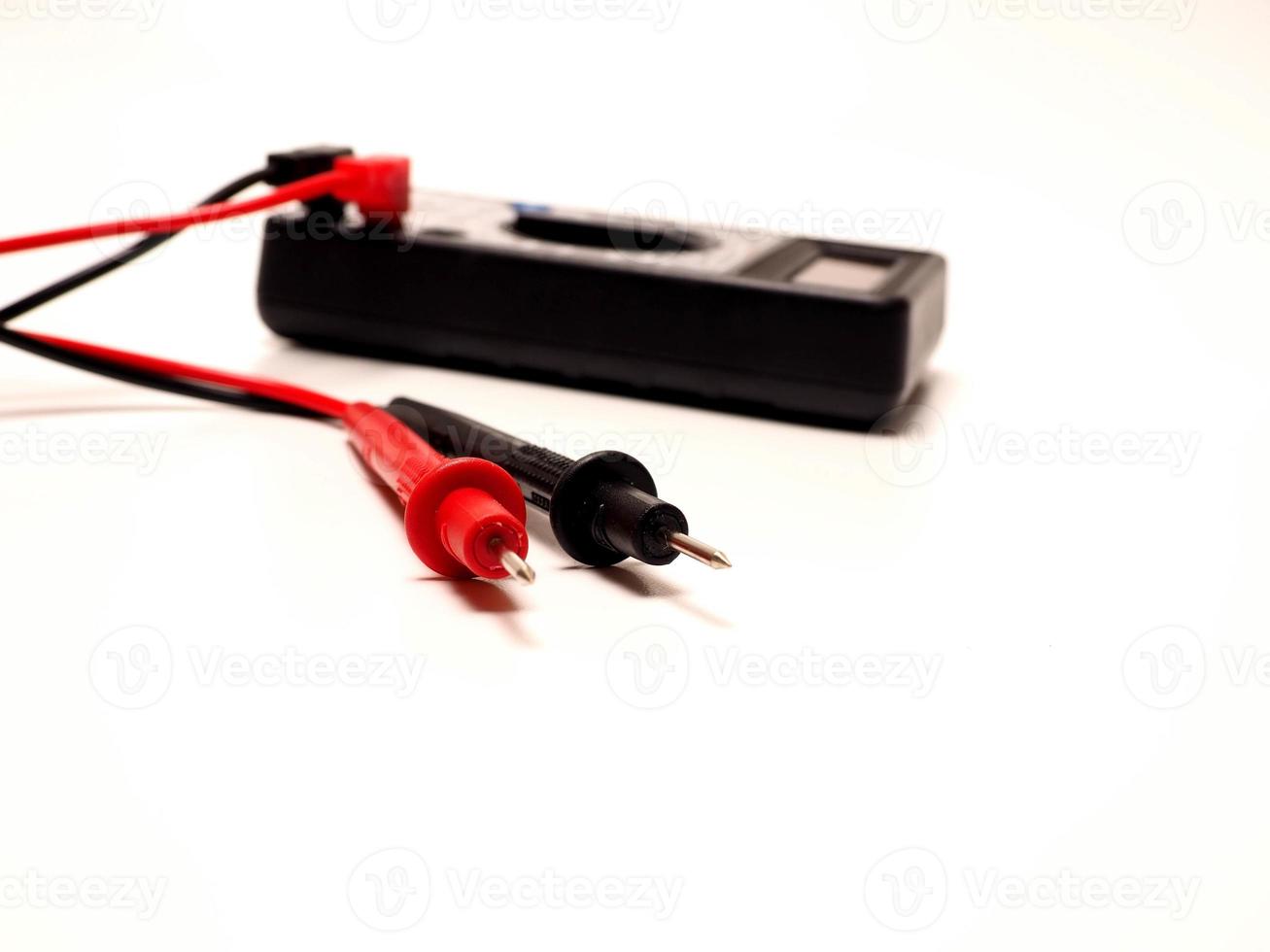 Bild eines schwarzen Digitalmultimeters oder Avo-Meters zum Messen elektrischer Dinge wie Spannung, Widerstand und Strom foto