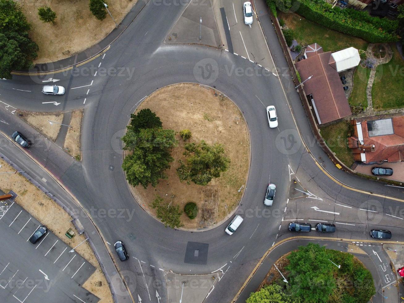 Hochwinkelige Luftaufnahme britischer Straßen und Hochgeschwindigkeitsautobahnen in Luton City of England UK foto