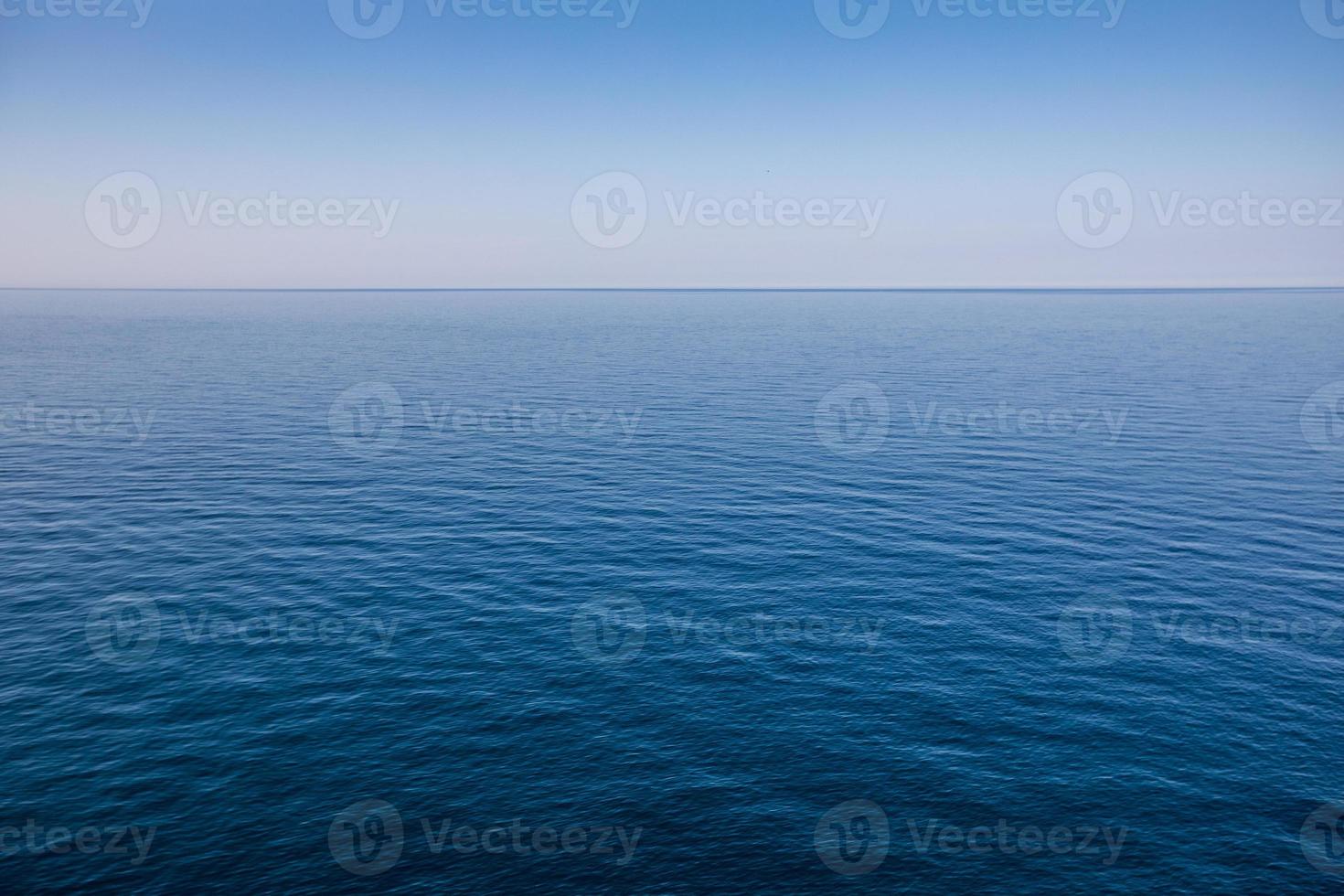 blauer ozean oder meerwasserhorizont foto