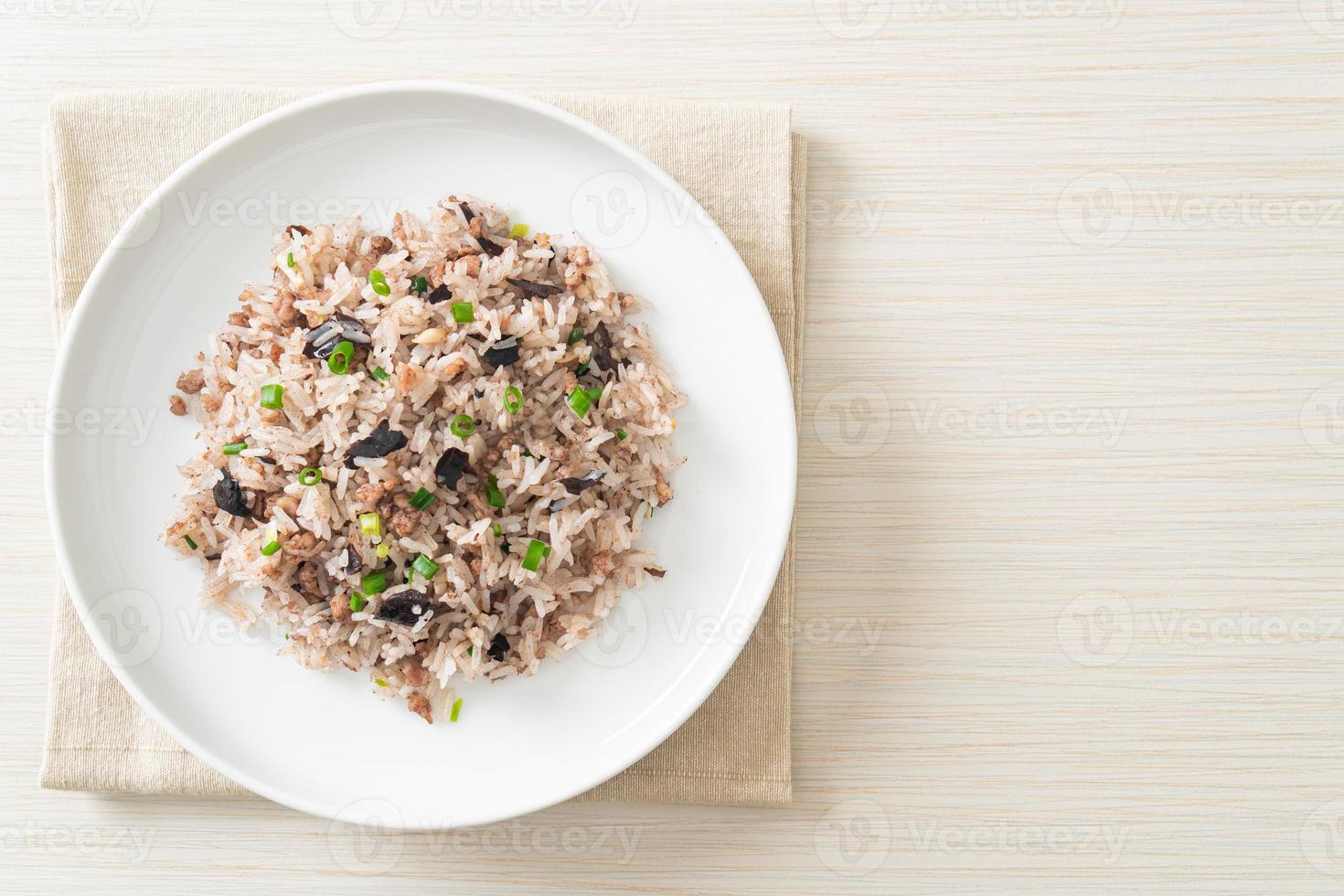 gebratener Reis mit chinesischen Oliven und Hackfleisch foto