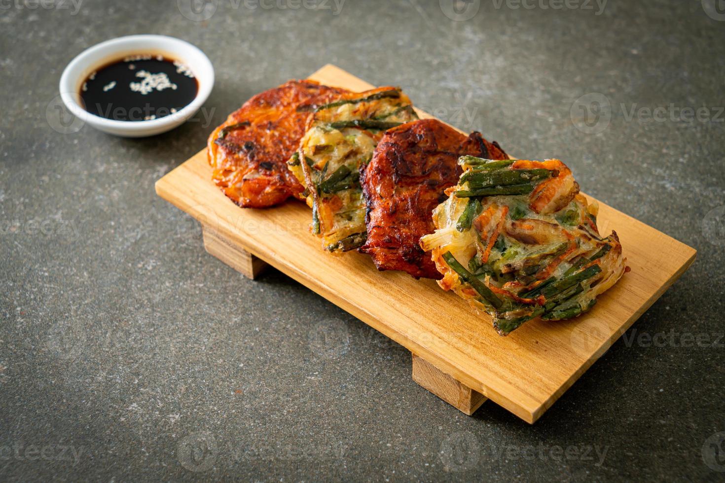 Pajeon oder koreanischer Pfannkuchen und koreanischer Kimchi-Pfannkuchen oder Kimchijeon auf weißem Hintergrund foto