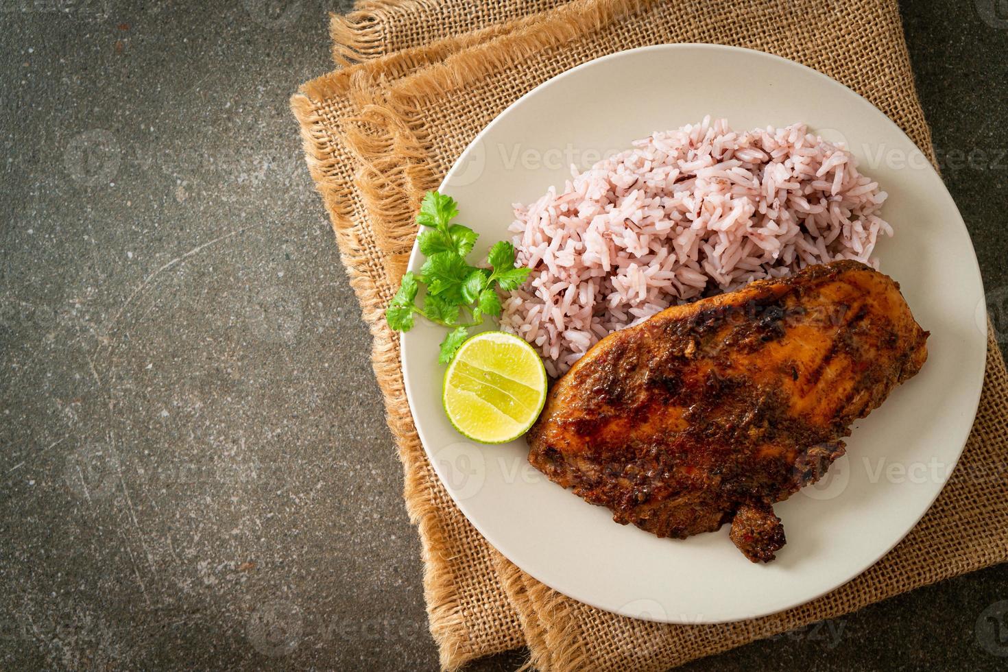 würzig gegrilltes jamaikanisches Jerk Chicken mit Reis foto