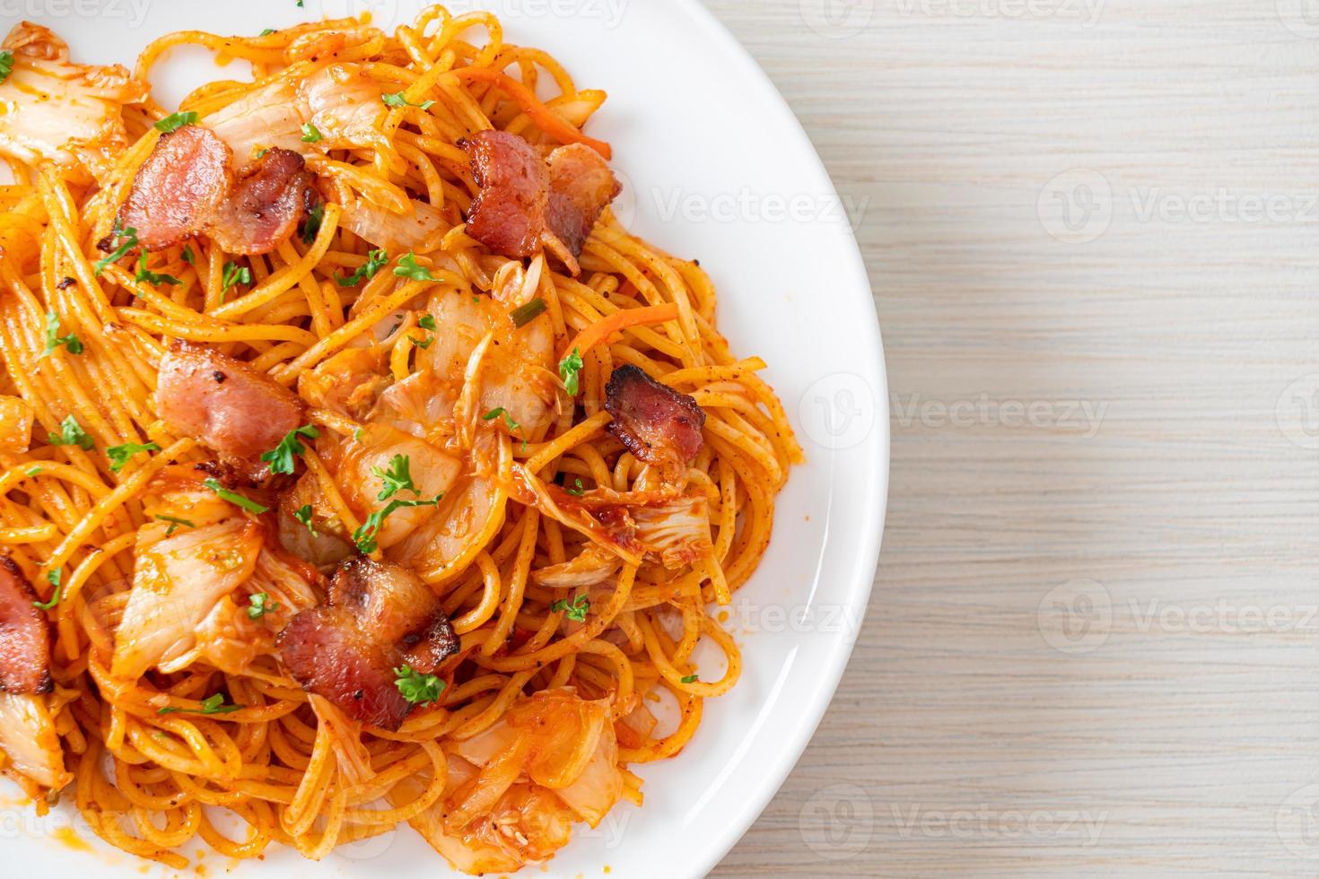 gebratene Spaghetti mit Kimchi und Bacon foto