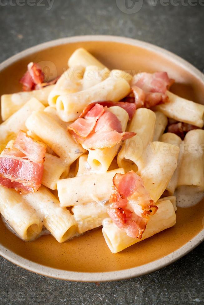 Spaghetti-Rigatoni-Nudeln mit weißer Soße und Speck foto