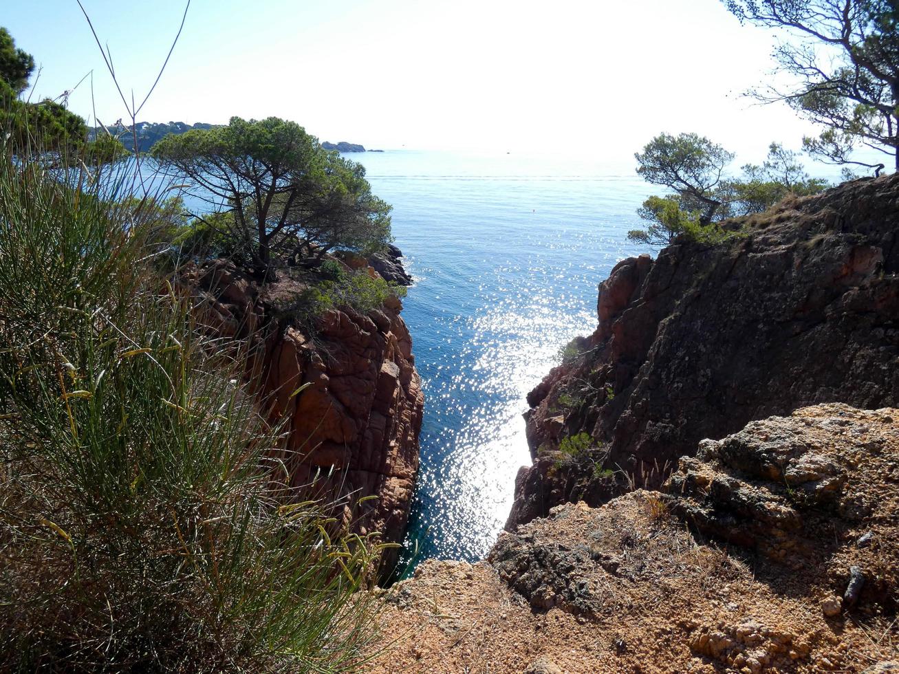 Felsen und Klippen mit blauem Himmel und türkisfarbenem Meer foto