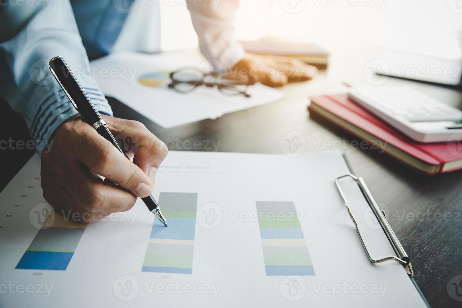 professionelle Geschäftsfrau, die am Schreibtisch im Büro arbeitet. geschäftsfrau handanalyse diagrammdokument finanziell auf papierkram mit diagrammdaten und marketingwachstumsbericht auf dem tisch. foto