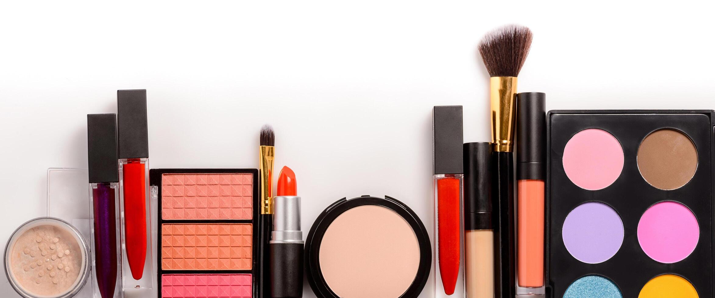 Make-up-Set, Pinsel und Kosmetik foto