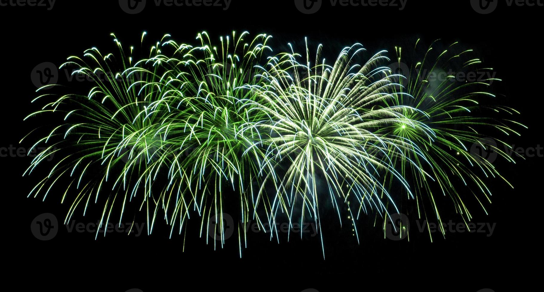 Feuerwerk auf schwarzem Hintergrund isoliert foto