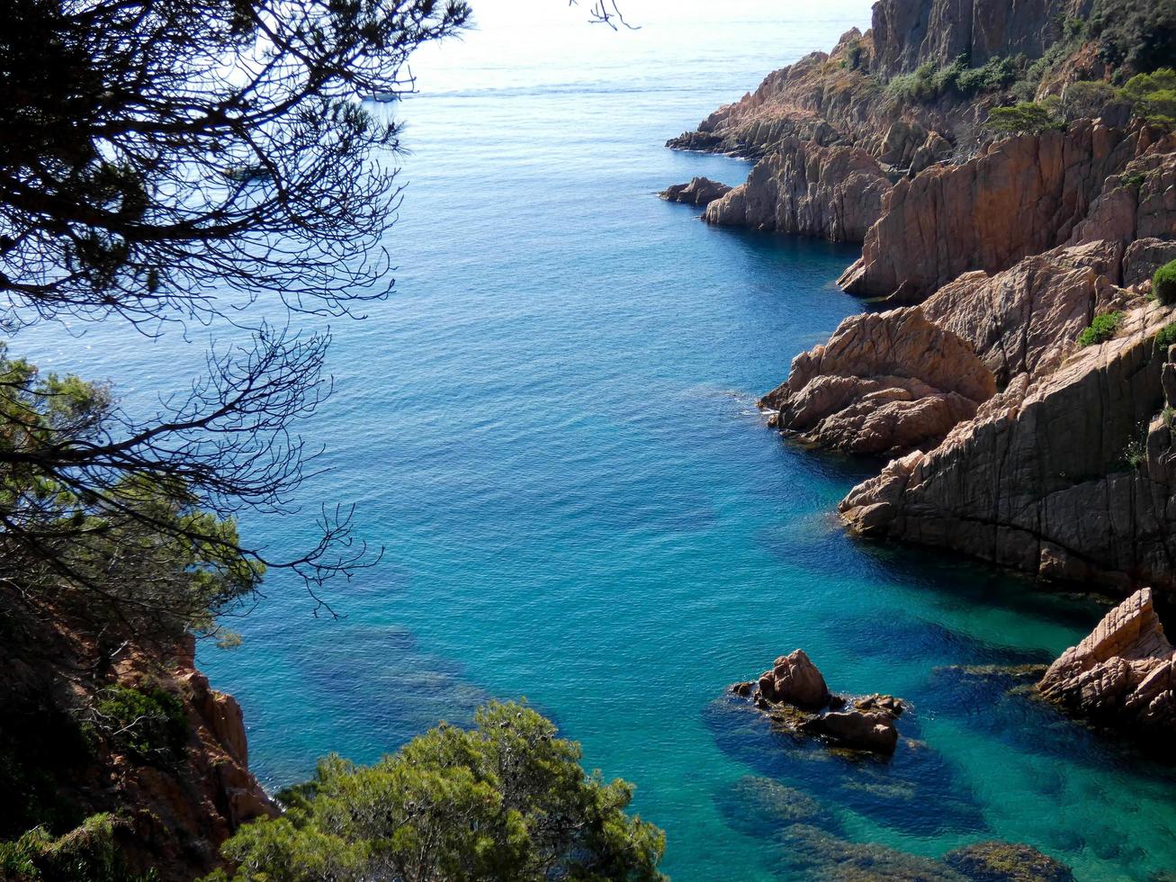 Felsen und Klippen mit blauem Himmel und türkisfarbenem Meer foto