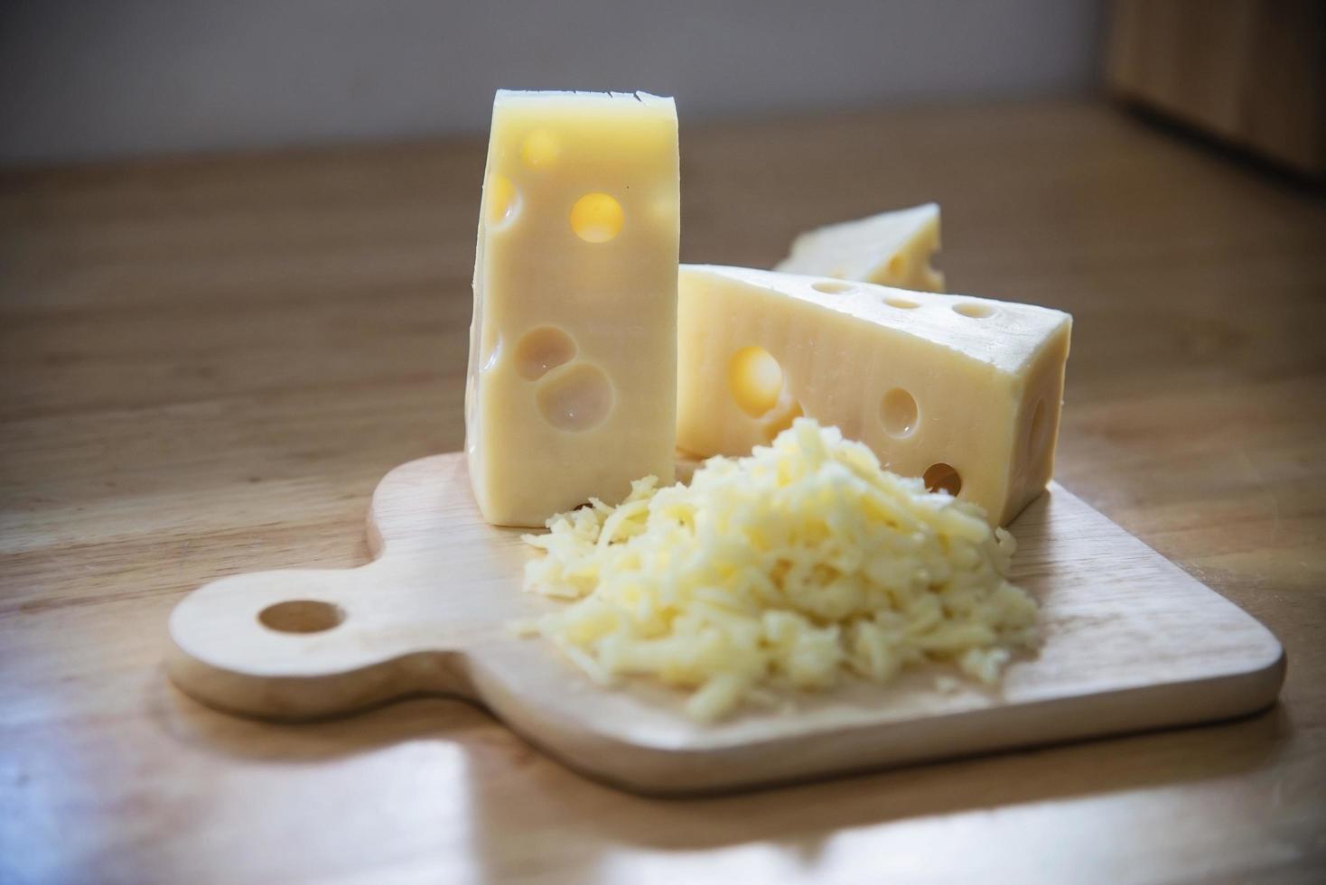 Schöner Käse in der Küche - Käsezubereitungskonzept foto