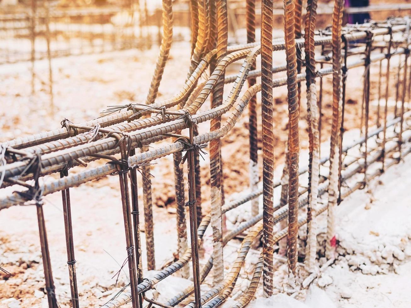 Falsche Installation von Stahlträgern auf der Baustelle vor Ort foto