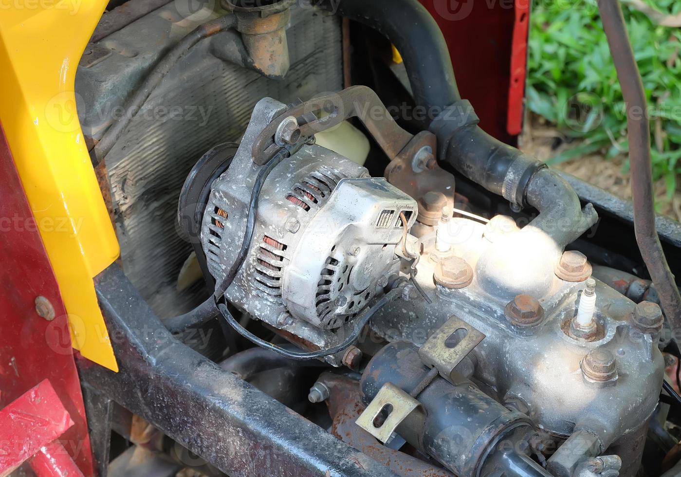 Lichtmaschine in einem alten Autowrack foto