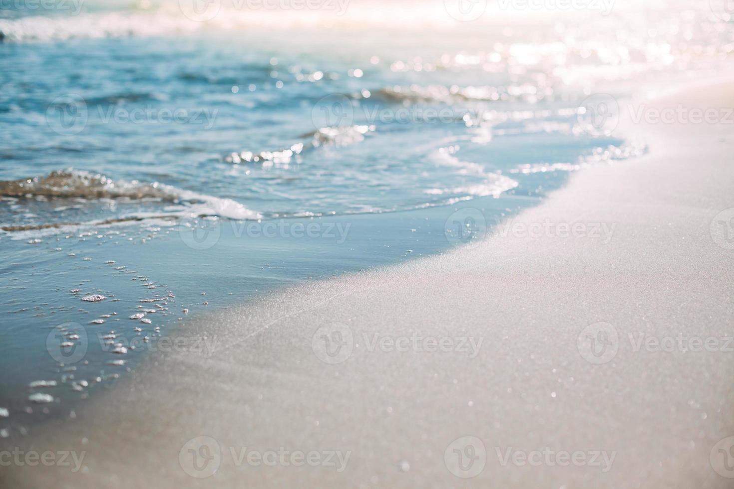 sommersandstrand und küste wellen hintergrund foto