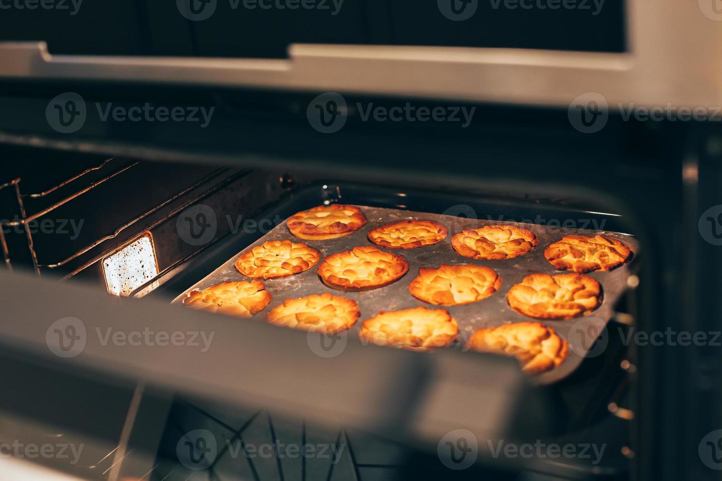 hausgemachte Thanksgiving-Kürbiskuchen im heißen Ofen foto