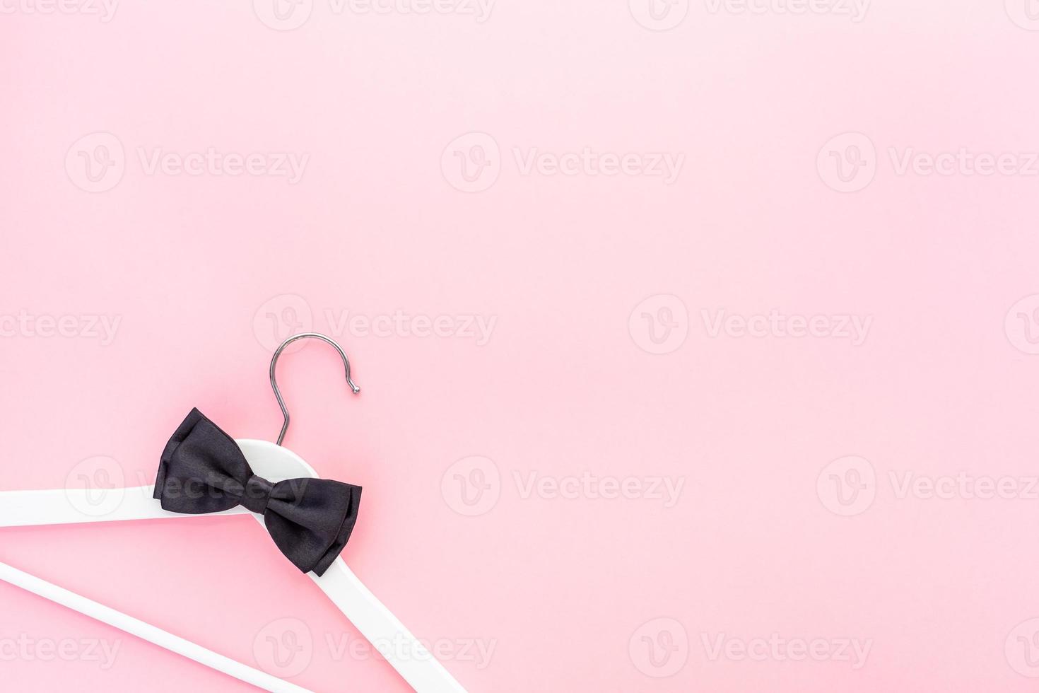 weiße Kleiderbügel auf pastellrosa Hintergrund foto