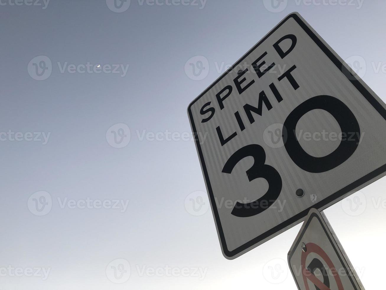 Geschwindigkeitsbegrenzungszeichen foto