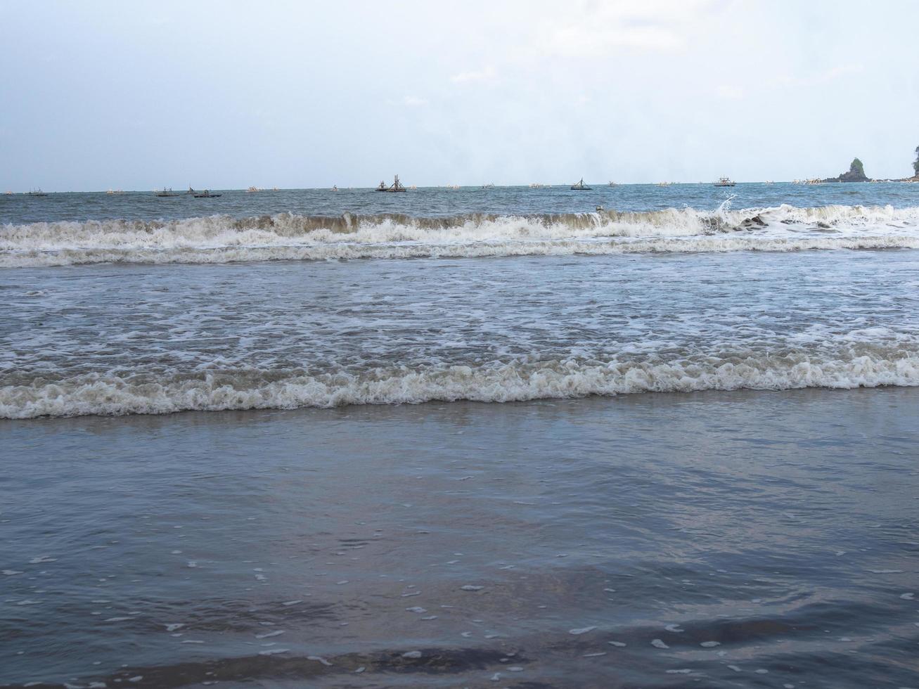 Strandblick mit kleinen Wellen foto