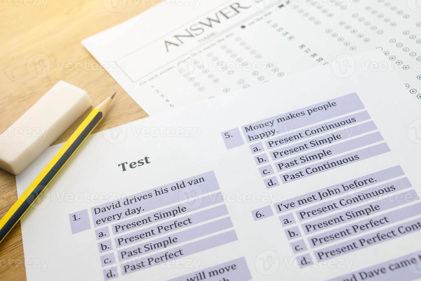 englisches übungs- und antwortblatt und bleistift auf tisch mit verlaufslicht foto